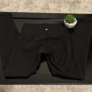 Lululemon black leggings size 6 compressive / tight